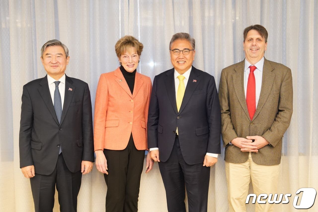 본문 이미지 - 미국 워싱턴을 방문 중인 박진 외교부장관(왼쪽 3번째)이 2일(현지시간) 조태용 주미대사(왼쪽 첫 번째)와 함께 캐슬린 스티븐스(왼쪽 2번째) 및 마크 리퍼트(맨 오른쪽) 전(前) 주한 미국대사와 면담을 가졌다. 박 장관은 두 전직 대사에게 '한미동맹 70주년' 기념 배지를 달아줬다. (사진은 외교부 제공) ⓒ News1 김현 특파원