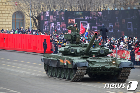 사진] 러 스탈린그라드 전승 기념일 군사 열병식