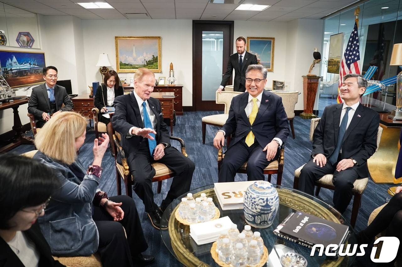 본문 이미지 - 미국을 방문 중인 박진 외교부장관(오른쪽에서 두번째)이 2일(현지시간) 조태용 주미대사(맨 오른쪽)와 함께 미 항공우주청(NASA)를 방문해 빌 넬슨 청장(오른쪽에서 세번째) 등과 면담을 가졌다. 사진은 외교부 제공.