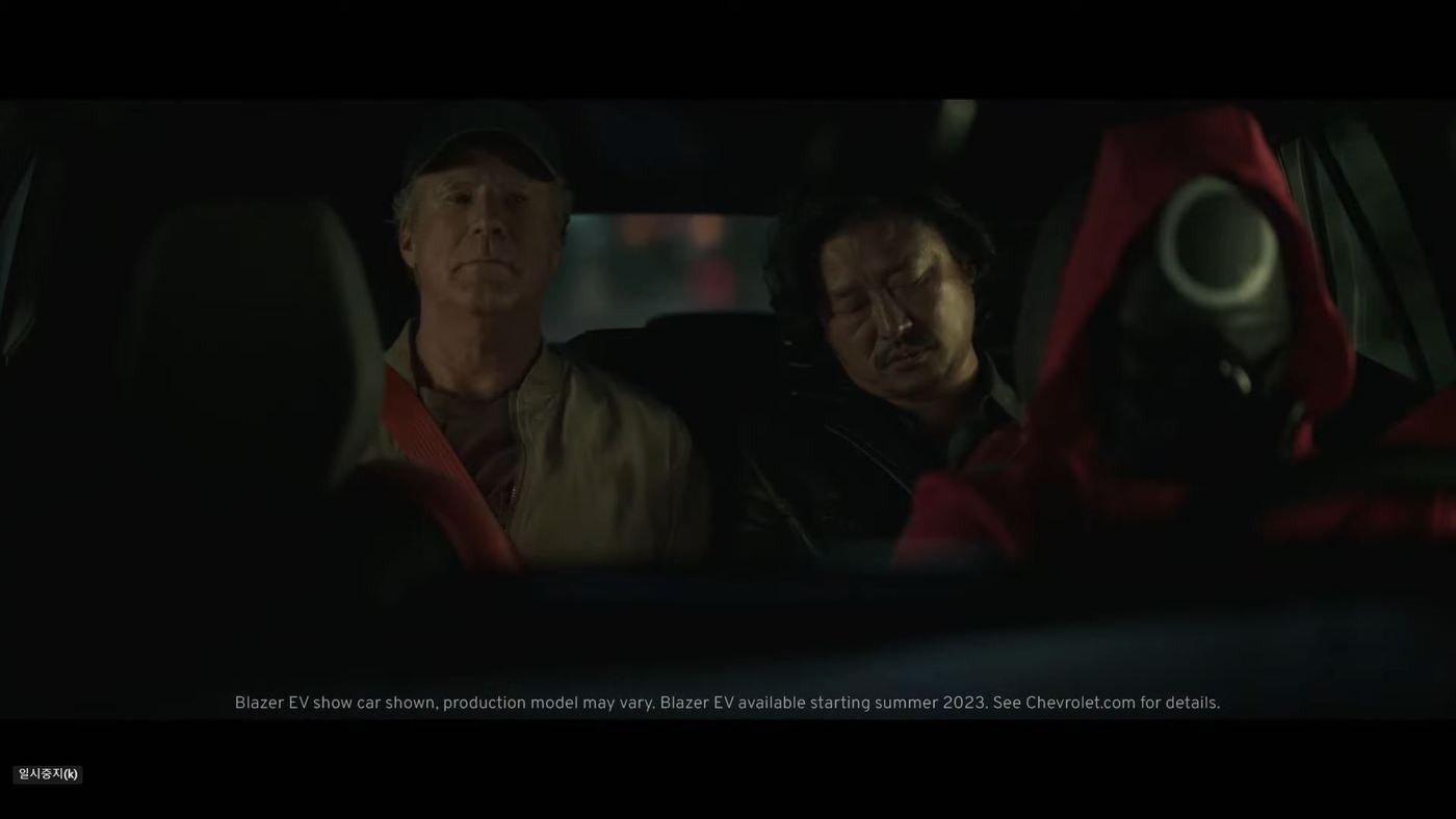 본문 이미지 - 2일&#40;현지시간&#41; 미국 제너럴모터스&#40;GM&#41;이 공개한 슈퍼볼 광고. &#39;오징어 게임&#39;의 세계관을 응용했다. 이밖에도 &#39;아미 오브 더 데드&#39;, &#39;브리저튼&#39;을 배경으로 한 광고가 차례차례 공개되고 있다.