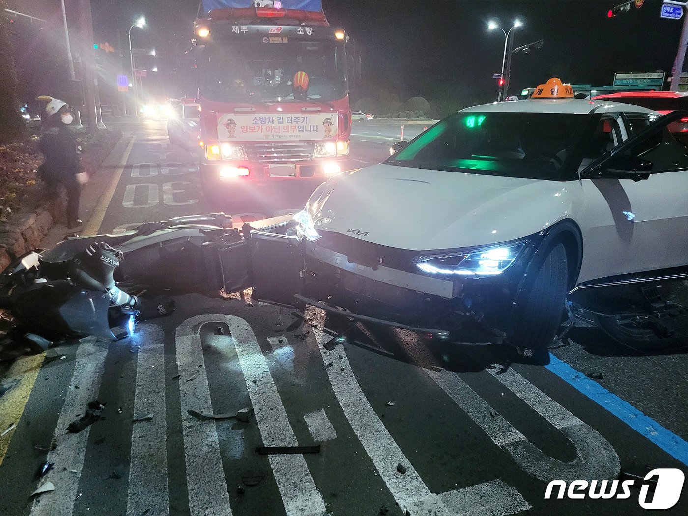 2일 오후 8시59분쯤 제주시 연동에서는 50대 남성 A씨가 몰던 택시와 30대 남성 B씨가 몰던 오토바이가 충돌하는 사고가 발생했다.&#40;제주소방서 제공&#41;