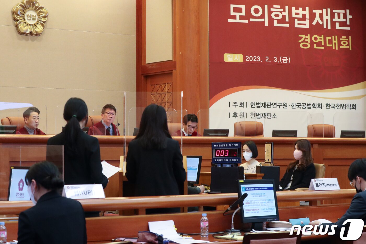 본문 이미지 - '모의헌법재판 경연대회'에서 법학전문대학원(로스쿨) 학생들이 변론 경연을 펼치고 있다. /뉴스1 ⓒ News1 민경석 기자