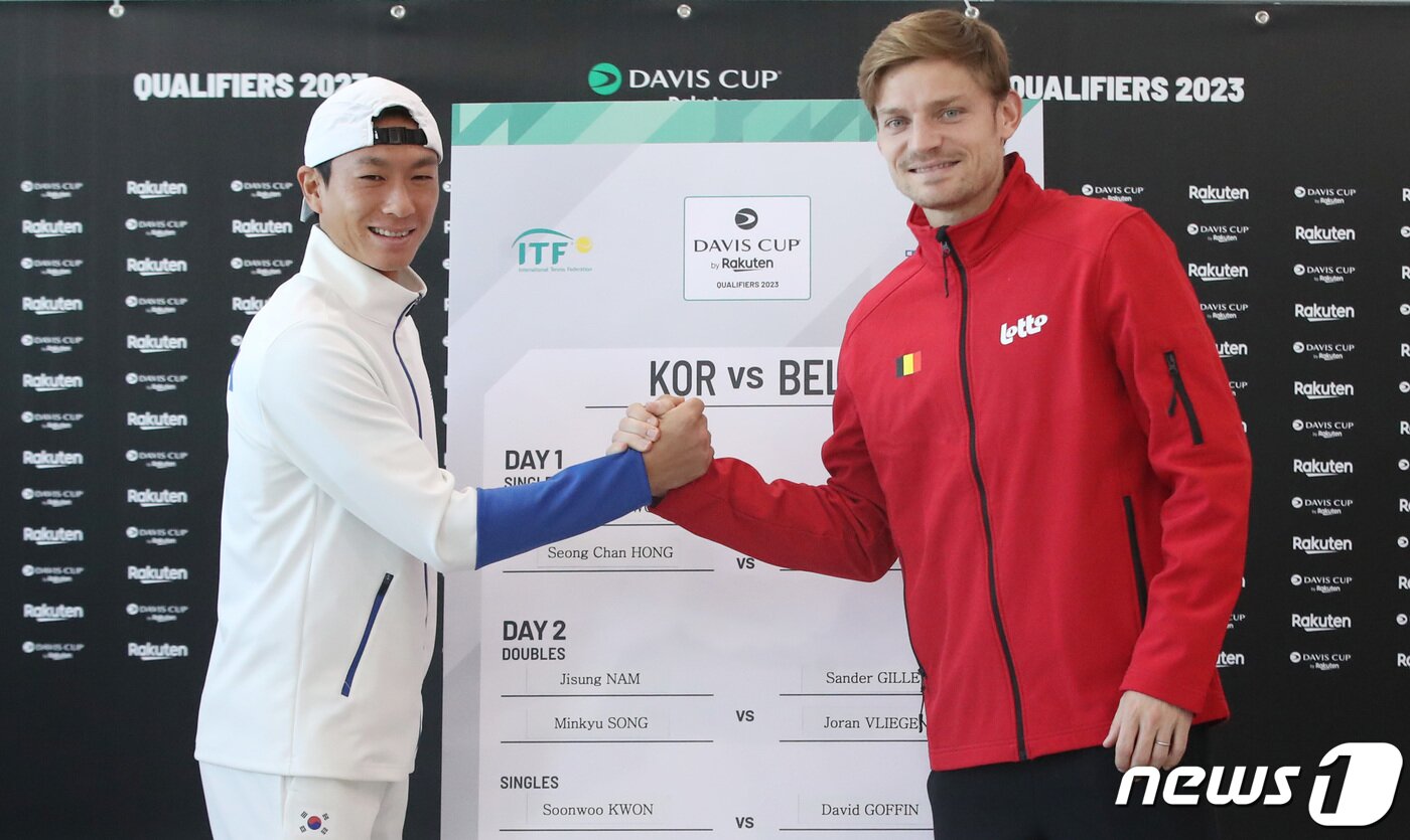 본문 이미지 - 대한민국 홍성찬과 벨기에 다비드 고팽이 3일 오전 서울 송파구 올림픽공원 실내 테니스장에서 열린 2023 데이비스컵 예선 대진추첨식에서 기념촬영을 하고 있다. 2023.2.3/뉴스1 ⓒ News1 임세영 기자
