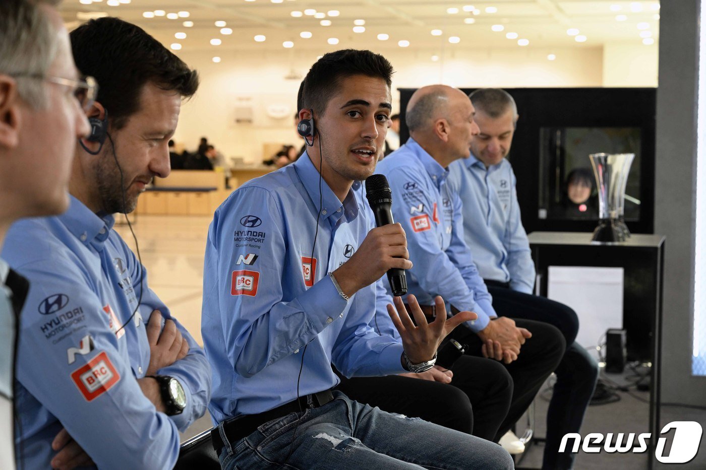 본문 이미지 - 2022 시즌 드라이버 부문 우승 미켈 아즈코나가 기자단에게 답변하고 있다.(현대차 제공)