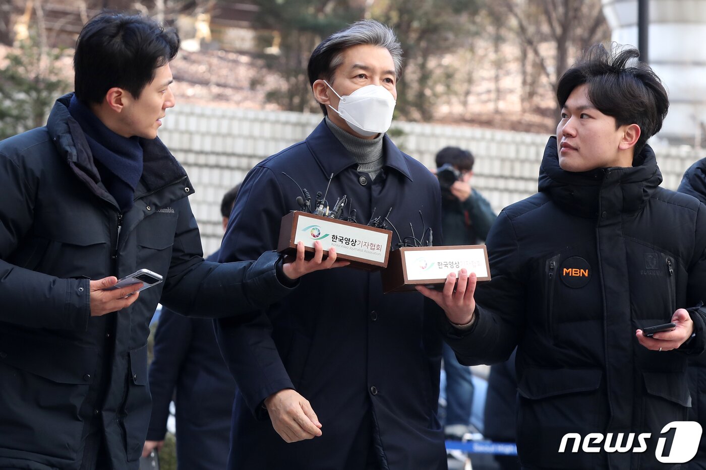 본문 이미지 - 자녀 입시비리와 유재수 전 부산시 경제부시장 감찰 무마 혐의로 재판에 넘겨진 조국 전 법무부 장관이 3일 서울지방법원에서 열린 1심 선고 공판에 출석하고 있다. 2023.2.3/뉴스1 ⓒ News1 민경석 기자