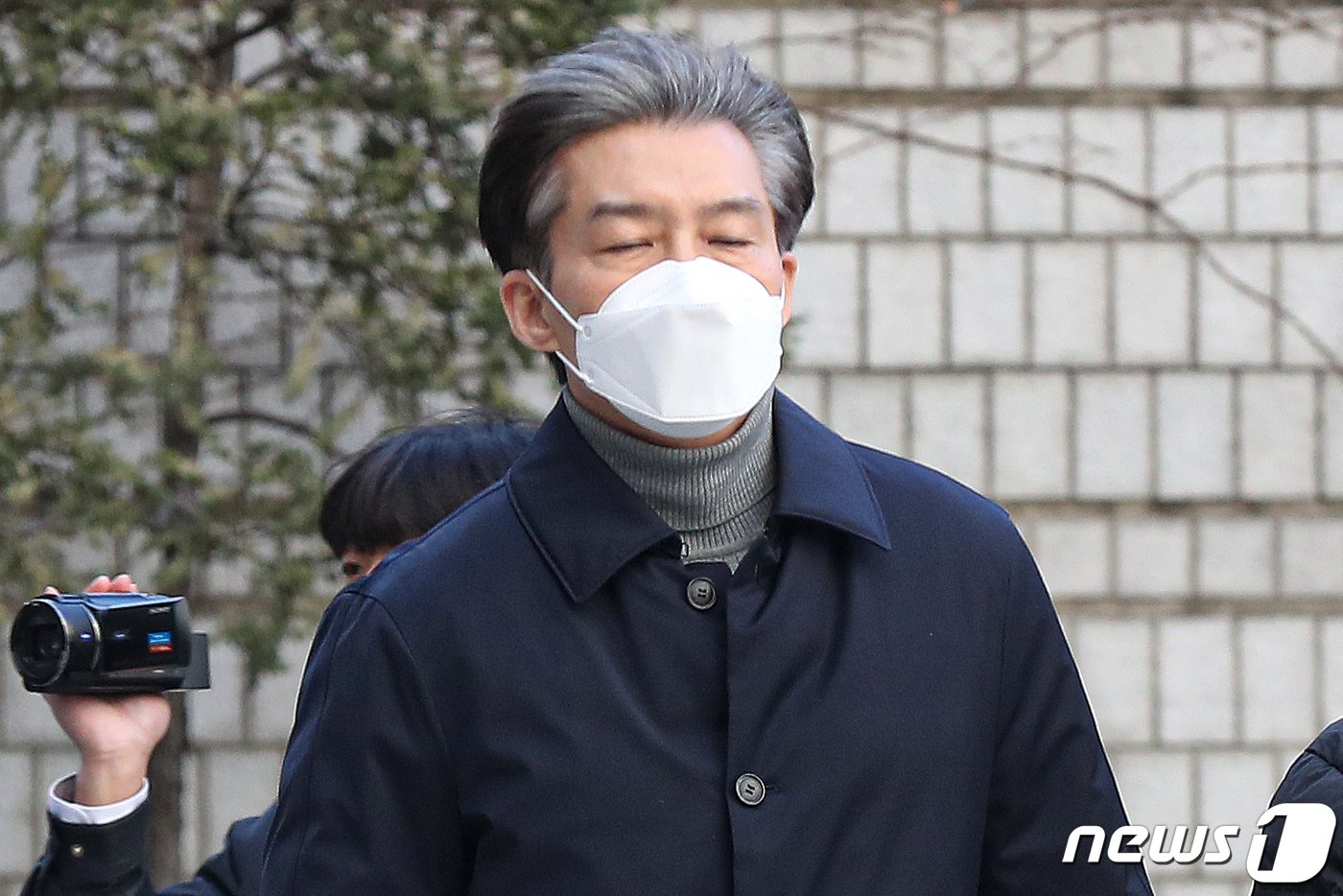 본문 이미지 - 자녀 입시비리와 유재수 전 부산시 경제부시장 감찰 무마 혐의로 재판에 넘겨진 조국 전 법무부 장관이 3일 오후 서울 서초구 서울지방법원에서 열린 1심 선고 공판에 출석하고 있다. 검찰은 지난달 조 전 장관에 징역 5년과 벌금 1200만원 및 추징금 600만원을, 배우자 정경심 전 교수에게 징역 2년을 구형했다. 2023.2.3/뉴스1 ⓒ News1 민경석 기자