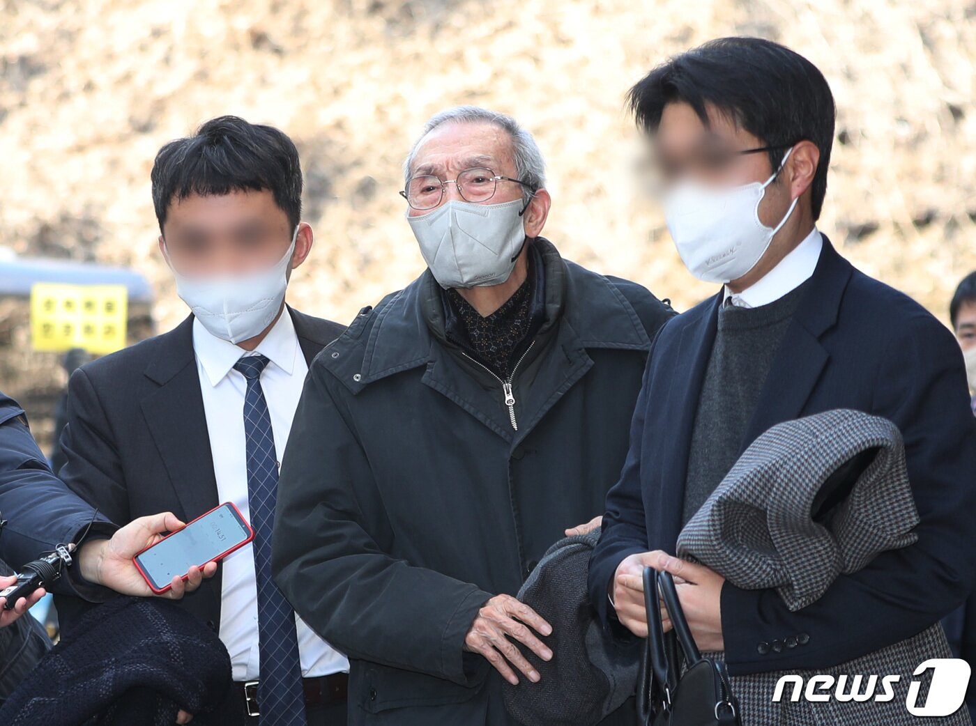 본문 이미지 - 강제추행 혐의로 기소된 배우 오영수씨가 3일 오후 경기 성남시 수정구 수원지방법원 성남지원에서 열린 첫번째 공판을 마치고 법원을 나서고 있다. 2023.2.3/뉴스1 ⓒ News1 김영운 기자