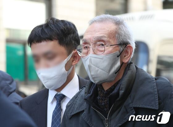 강제추행 혐의로 기소된 배우 오영수씨가 3일 오후 경기 성남시 수정구 수원지방법원 성남지원에서 열린 첫번째 공판을 마치고 법원을 나서고 있다. 2023.2.3/뉴스1 © News1 김영운 기자