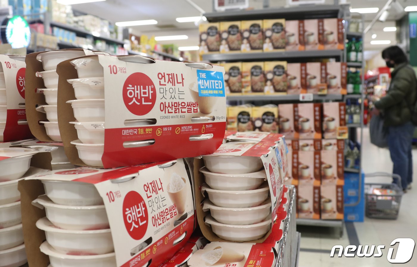 본문 이미지 - 서울 이마트 용산점에 진열된 리미티드 제품 '햇반'. 2023.2.3/뉴스1 ⓒ News1 권현진 기자