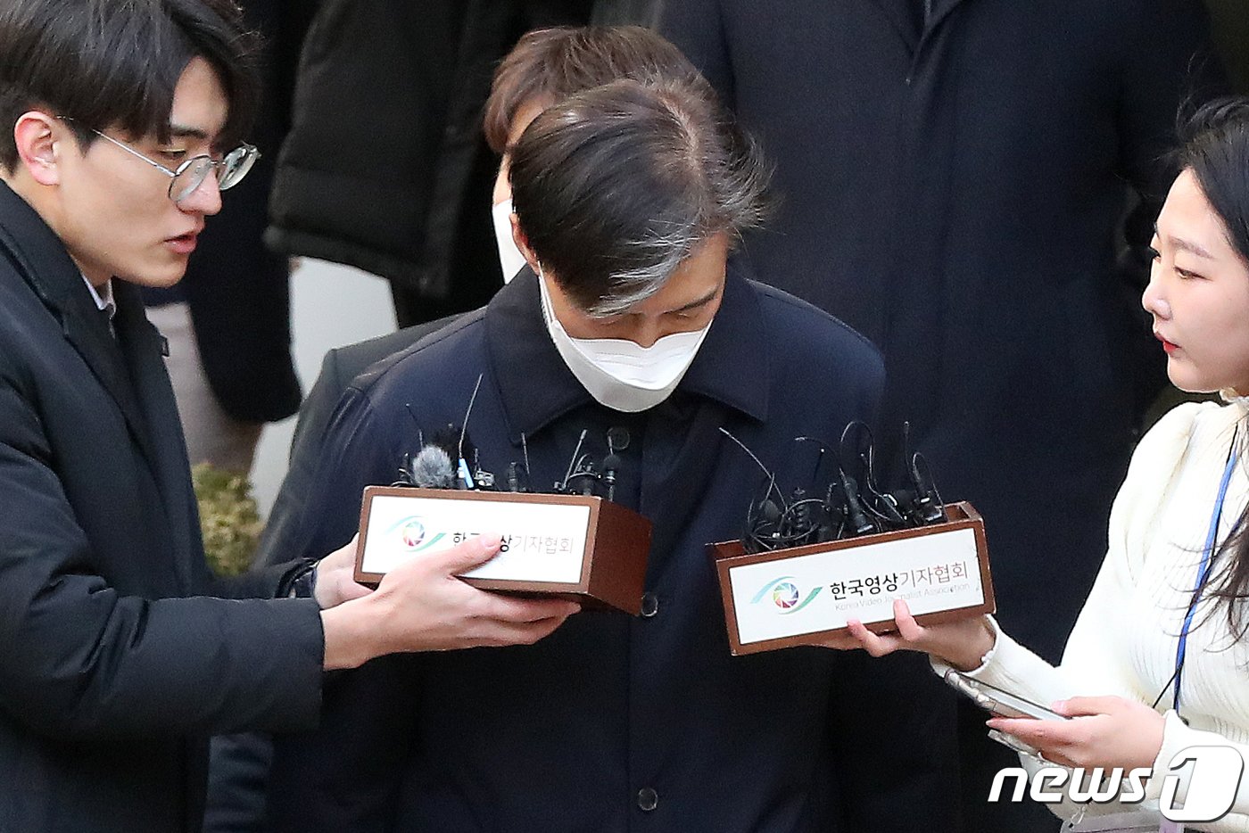 자녀 입시비리와 유재수 전 부산시 경제부시장 감찰 무마 혐의로 재판에 넘겨진 조국 전 법무부 장관이 3일 오후 서울 서초구 서울지방법원에서 열린 1심 선고 공판에서 징역 2년을 선고 받은 뒤 입장을 밝히며 고개 숙여 인사하고 있다. 2023.2.3/뉴스1 ⓒ News1 민경석 기자