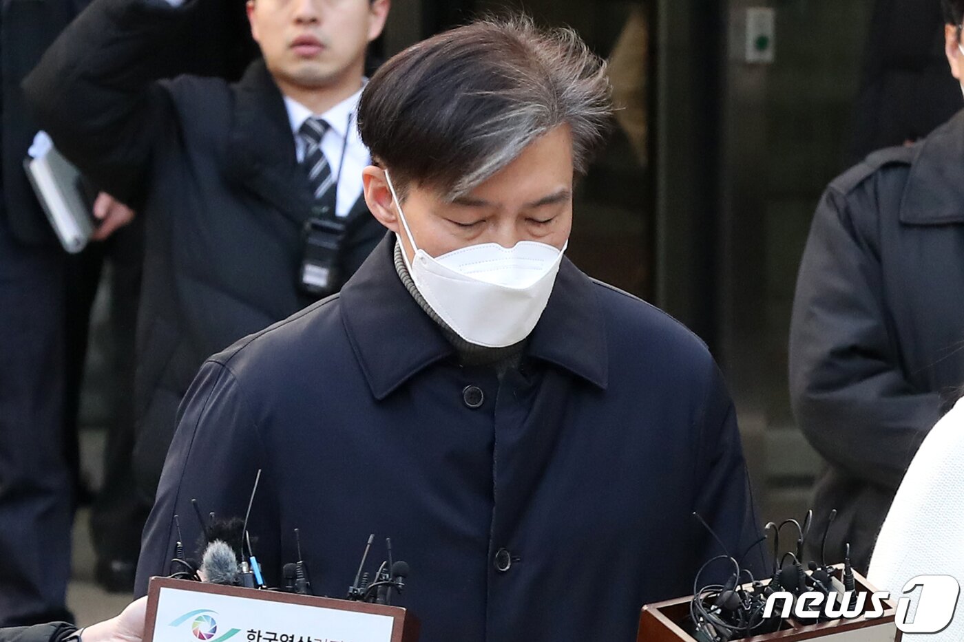 본문 이미지 - 자녀 입시비리와 유재수 전 부산시 경제부시장 감찰 무마 혐의로 재판에 넘겨진 조국 전 법무부 장관이 3일 오후 서울 서초구 서울지방법원에서 열린 1심 선고 공판에서 징역 2년을 선고 받은 뒤 법원을 나서고 있다. 2023.2.3/뉴스1 ⓒ News1 민경석 기자