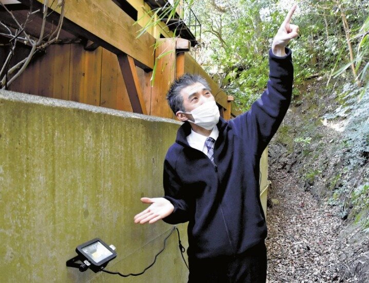 본문 이미지 - 산속에서 노천탕을 불법 촬영하는 것을 막기 위해 노천탕 외벽에 LED 조명을 설치한 운영자 사다이 야스오씨. (요미우리신문 갈무리)