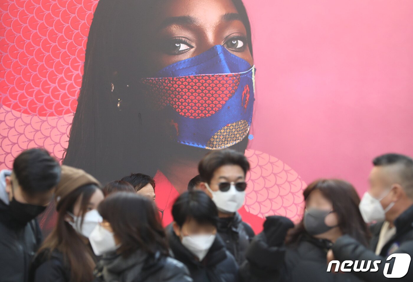 본문 이미지 - 실내 마스크 해제 후 첫 주말을 하루 앞둔 3일 오후 서울 중구 명동거리 한 상점에 마스크 광고가 걸려 있다. 2023.2.3/뉴스1 ⓒ News1 김민지 기자