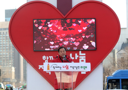 감사의 말 전하는 김병준 사랑의열매 회장
