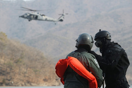 조난 조종사 구조훈련 펼치는 공군 탐색구조비행단