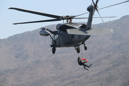 조난된 조종사 구조훈련 펼치는 공군 탐색구조비행단