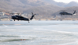 얼음물 속 조난된 조종사 구조작전 펼치는 공군 탐색구조비행전대