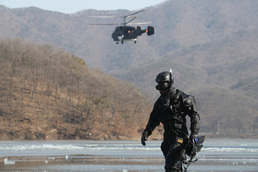 얼음위 조난 조종사 구조훈련 펼치는 공군 탐색구조비행단