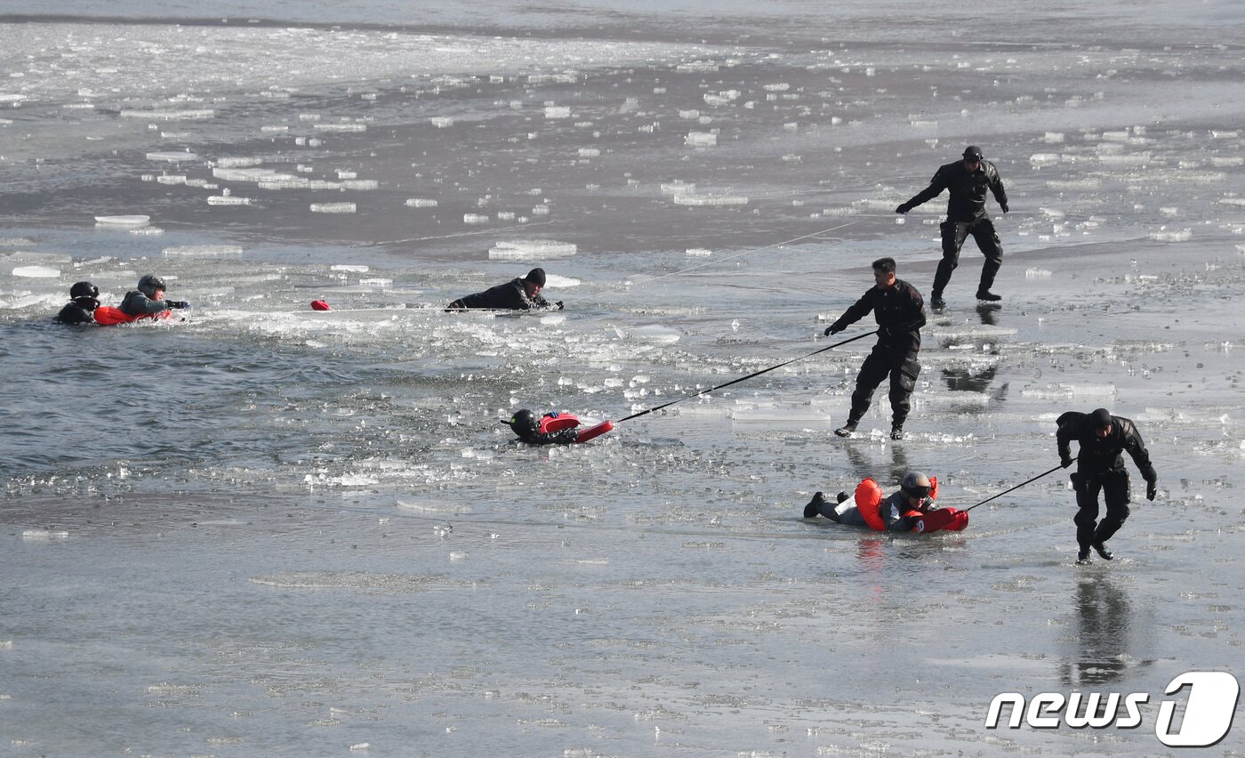 본문 이미지 - 3일 오후 충북 진천군 초평저수지에서 열린 공군의 혹한기 항공구조사 구조작전 훈련에서 공군 제6탐색구조비행전대 대원들이 훈련을 마친 후 얼어붙은 저수지를 빠져 나오고 있다. 2023.2.3/뉴스1 ⓒ News1 김기남 기자