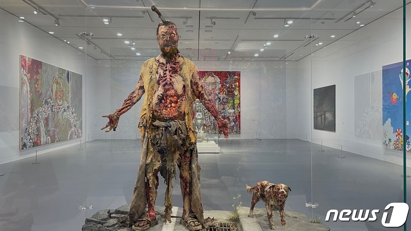 본문 이미지 - 무라카미 다카시의 작품 '무라카미 좀비와 폼 좀비'. 몸안에 무라카미의 분신인 '도브'가 있다. 2023.01.26/뉴스1 ⓒ 뉴스1 김일창 기자 