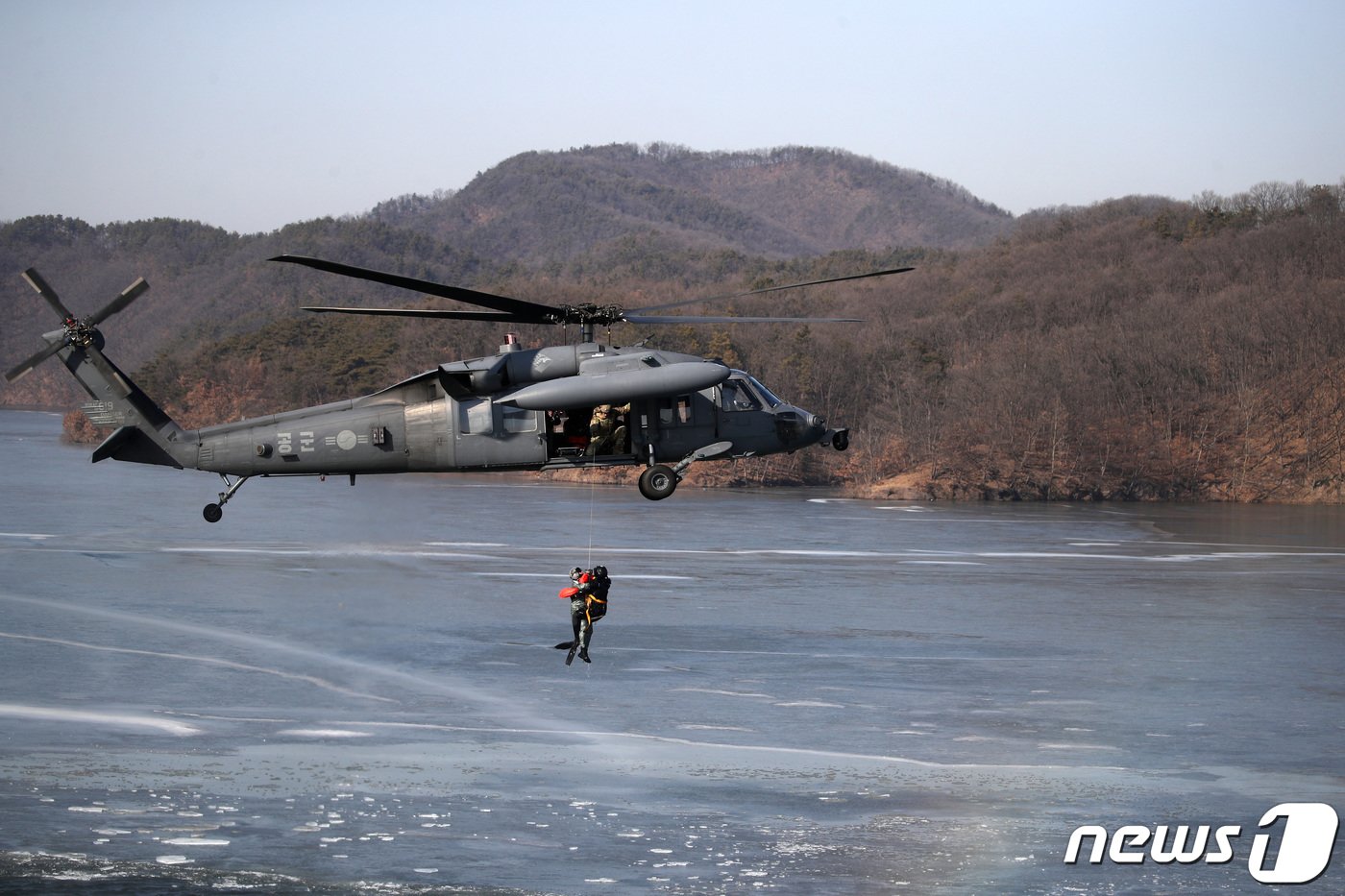 본문 이미지 -  HH-60 헬기가 탐색구조훈련을 진행하고 있다. /2023.2.3/뉴스1 ⓒ News1 김기남 기자