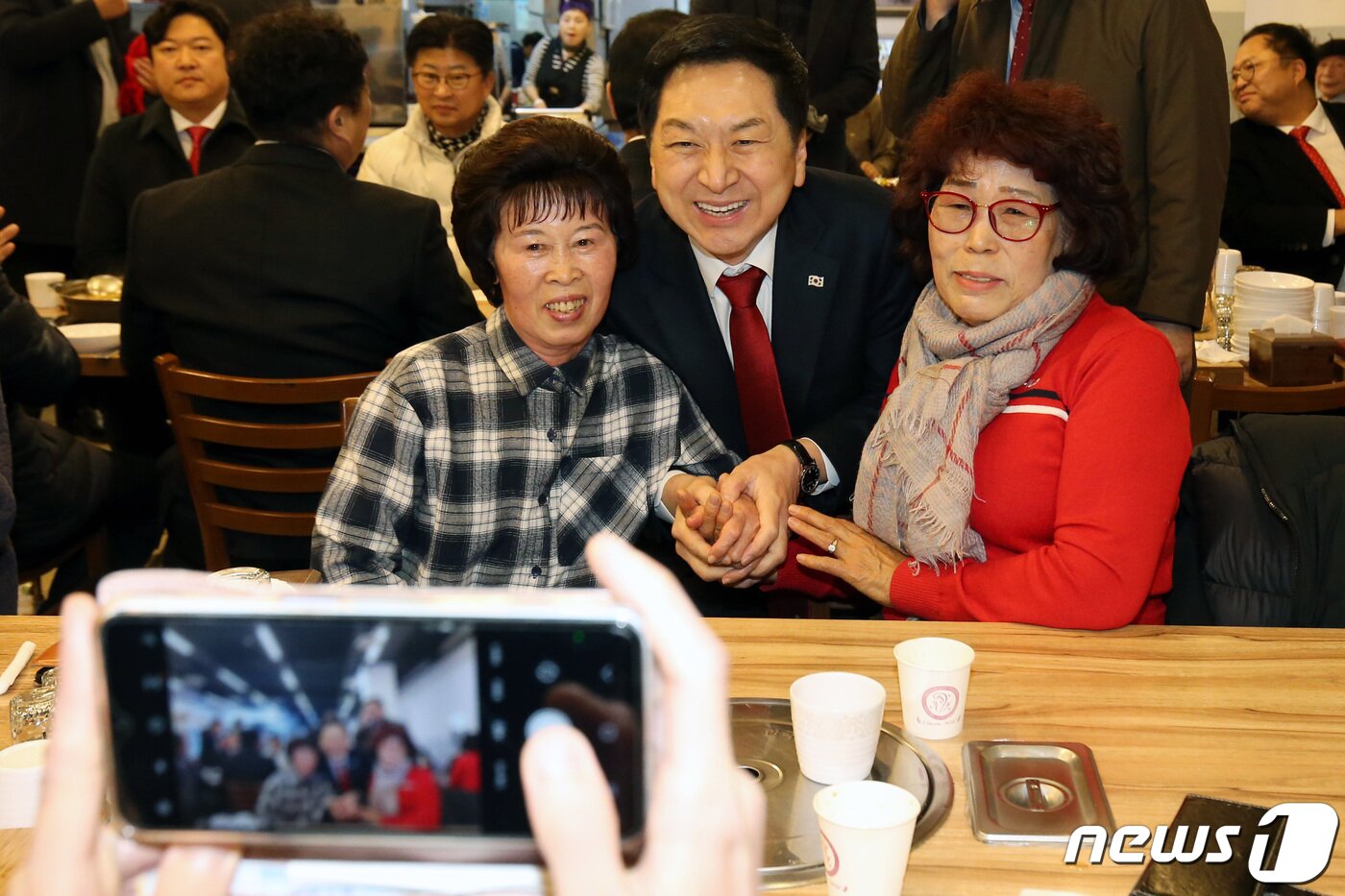 본문 이미지 - 국민의힘 당권 주자인 김기현 의원이 3일 대전 동구 중앙시장을 방문해 시민들과 사진촬영을 하고 있다. 2023.2.3/뉴스1 ⓒ News1 김기태 기자
