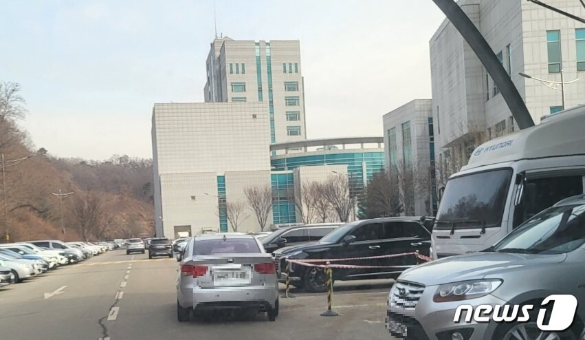 본문 이미지 - 3일 강원 원주시청 내 민원인 전용주차구역 외 주차공간 주변. 2023.2.3/뉴스1 신관호 기자