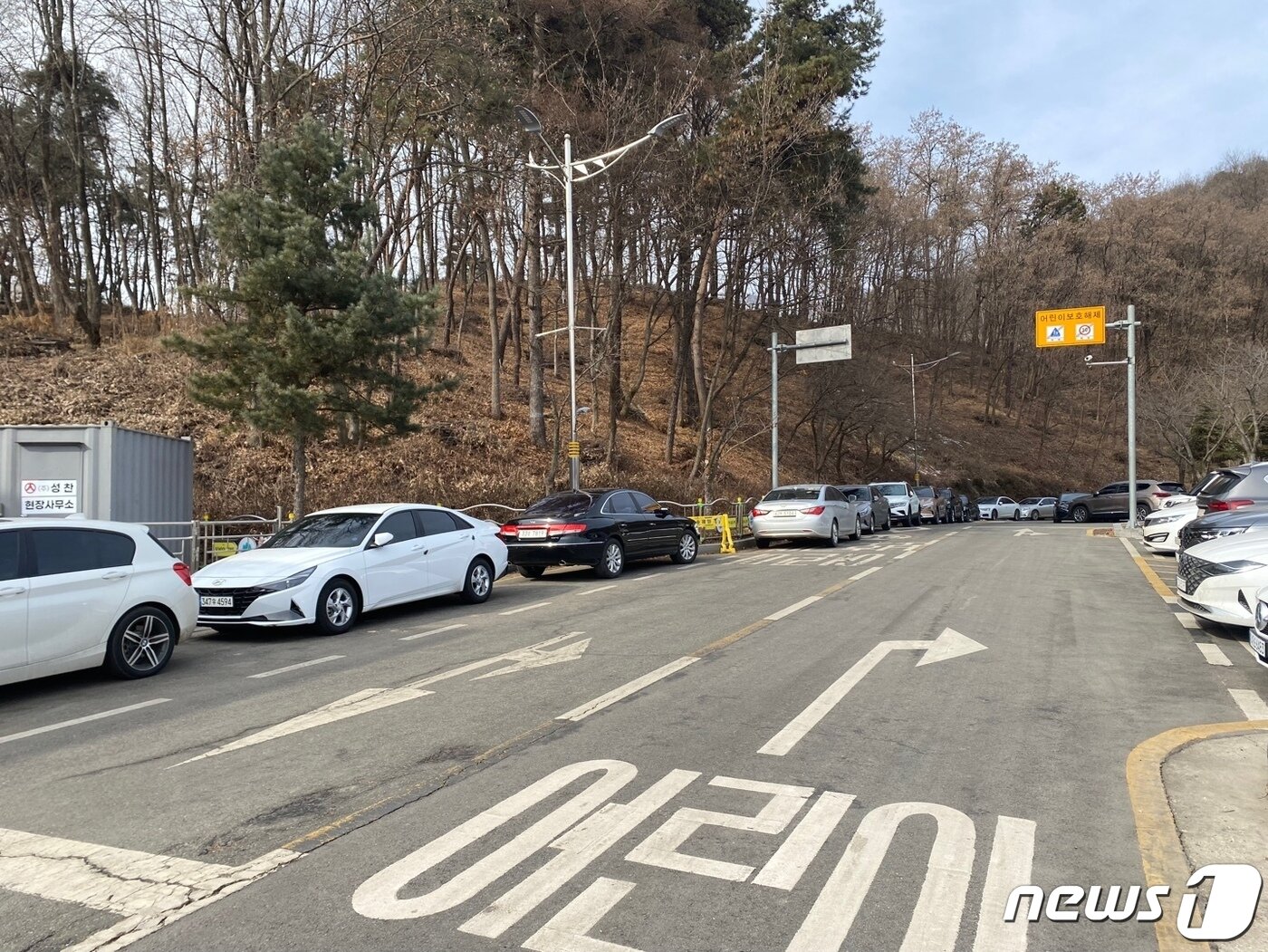 본문 이미지 - 지난 2일 강원 원주시청 내 민원인 전용주차구역 외 어린이집 인근 주차공간. (독자제공) 2023.2.3/뉴스1 신관호 기자