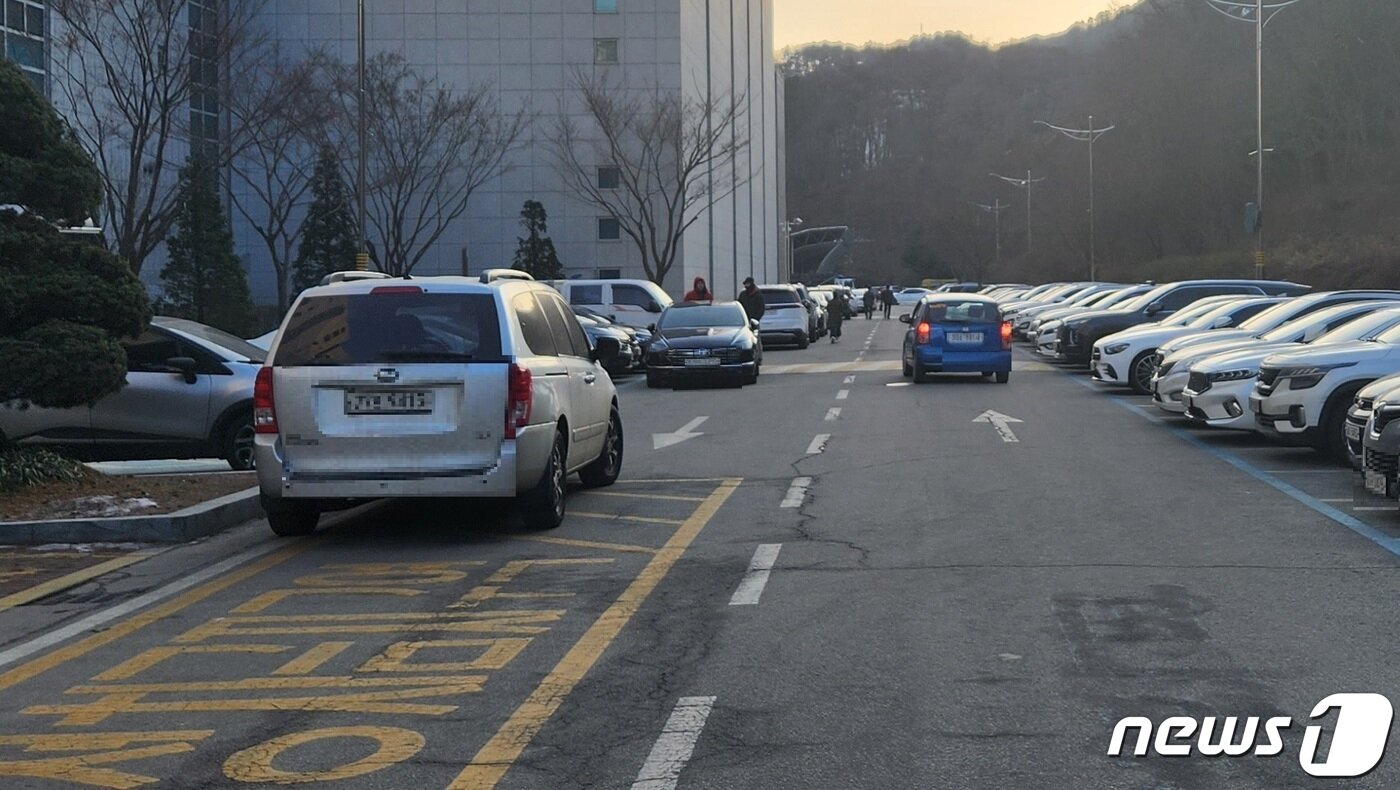 본문 이미지 - 지난 2일 강원 원주시청 내 민원인 전용주차구역 인근의 주차장 주변. (독자제공) 2023.2.3/뉴스1 신관호 기자