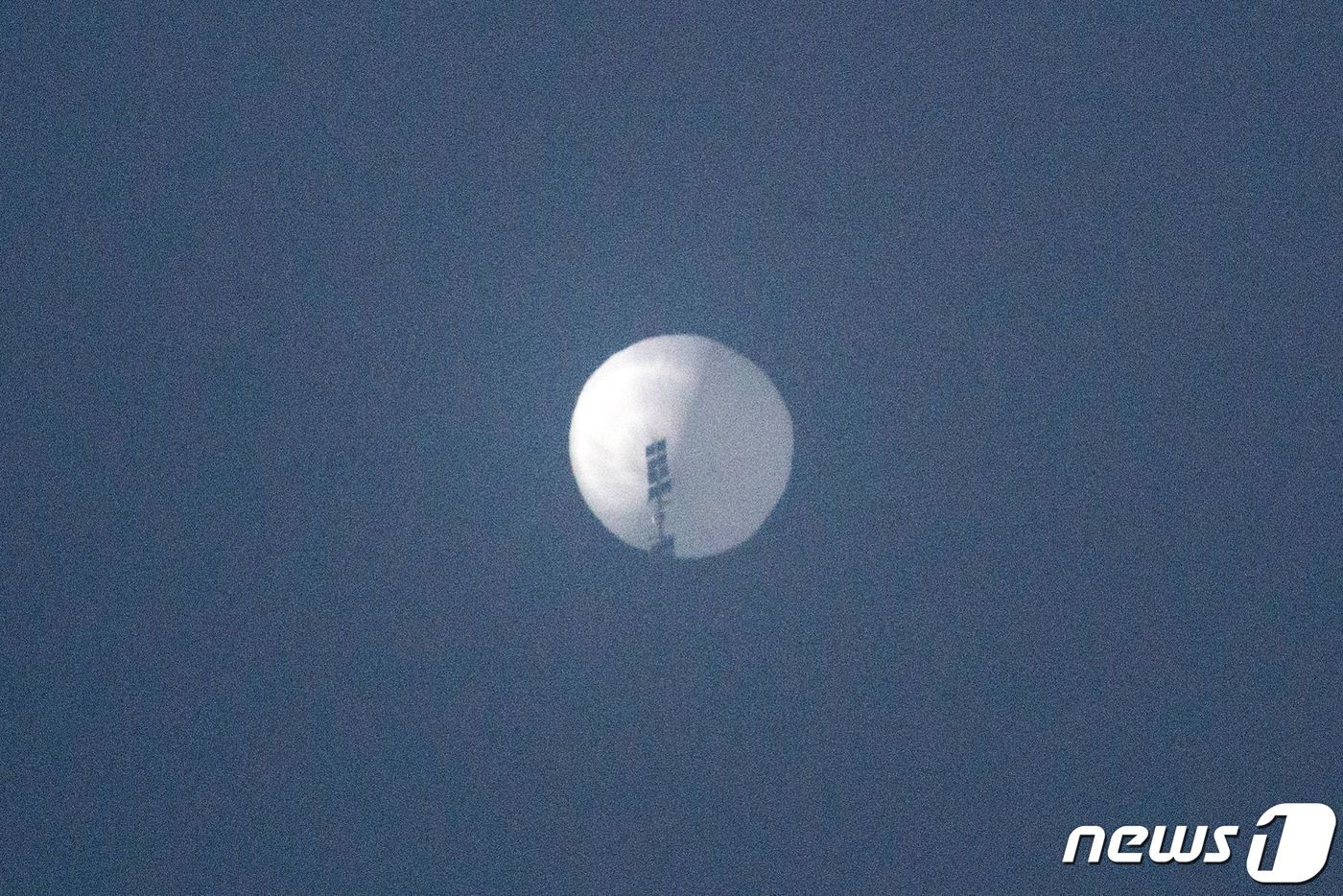본문 이미지 - 지난 1일(현지시간) 미국 몬태나주 빌링스 상공에서 발견된 중국 정찰기구로 추정되는 풍선, 일명 스파이 풍선(Spy balloon)의 모습. 2023.2.1 ⓒ AFP=뉴스1 ⓒ News1 정윤미 기자