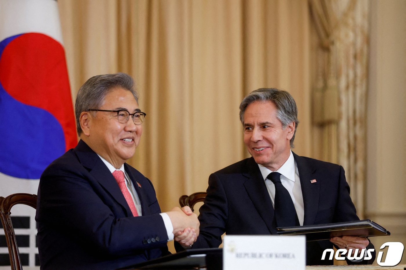 본문 이미지 - 3일(현지시간) 미국 국무부 기자회견실에서 웃으며 악수하고 있는 박진(왼쪽) 외교부 장관과 토니 블링컨 미 국무장관의 모습 2023.2.3 ⓒ 로이터=뉴스1 ⓒ News1 정윤미 기자