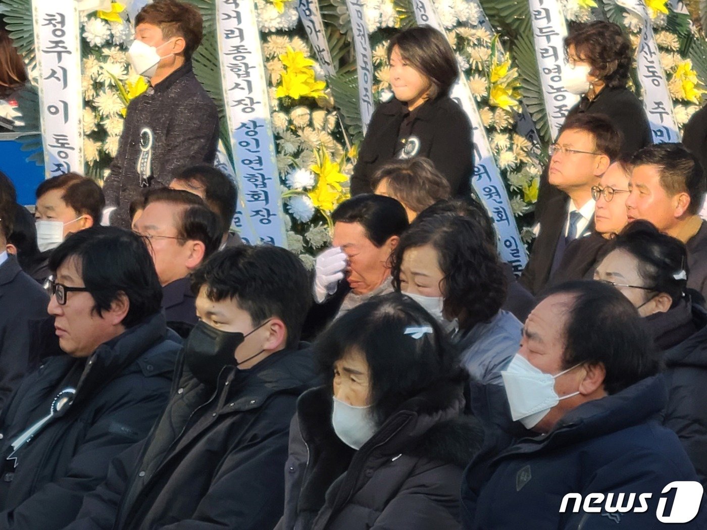 본문 이미지 - 4일 옛 충북 청주시의회 청사에서 열린 더불어민주당 한병수 청주시의원의 영결식에서 박문희 전 충북도의장이 눈물을 훔치고 있다.2023.2.4/ⓒ 뉴스1 강준식 기자