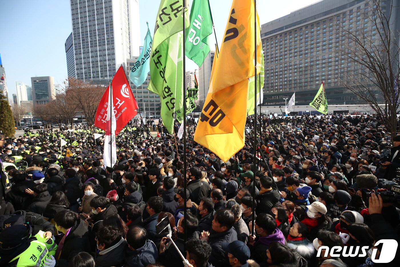 본문 이미지 - 4일 오후 서울 중구 서울시청 앞에서 이태원 참사 유가족들을 비롯한 관계자들과 경찰들이 추모공간 기습 설치를 놓고 충돌을 빚고 있다. 2023.2.4/뉴스1 ⓒ News1 김민지 기자
