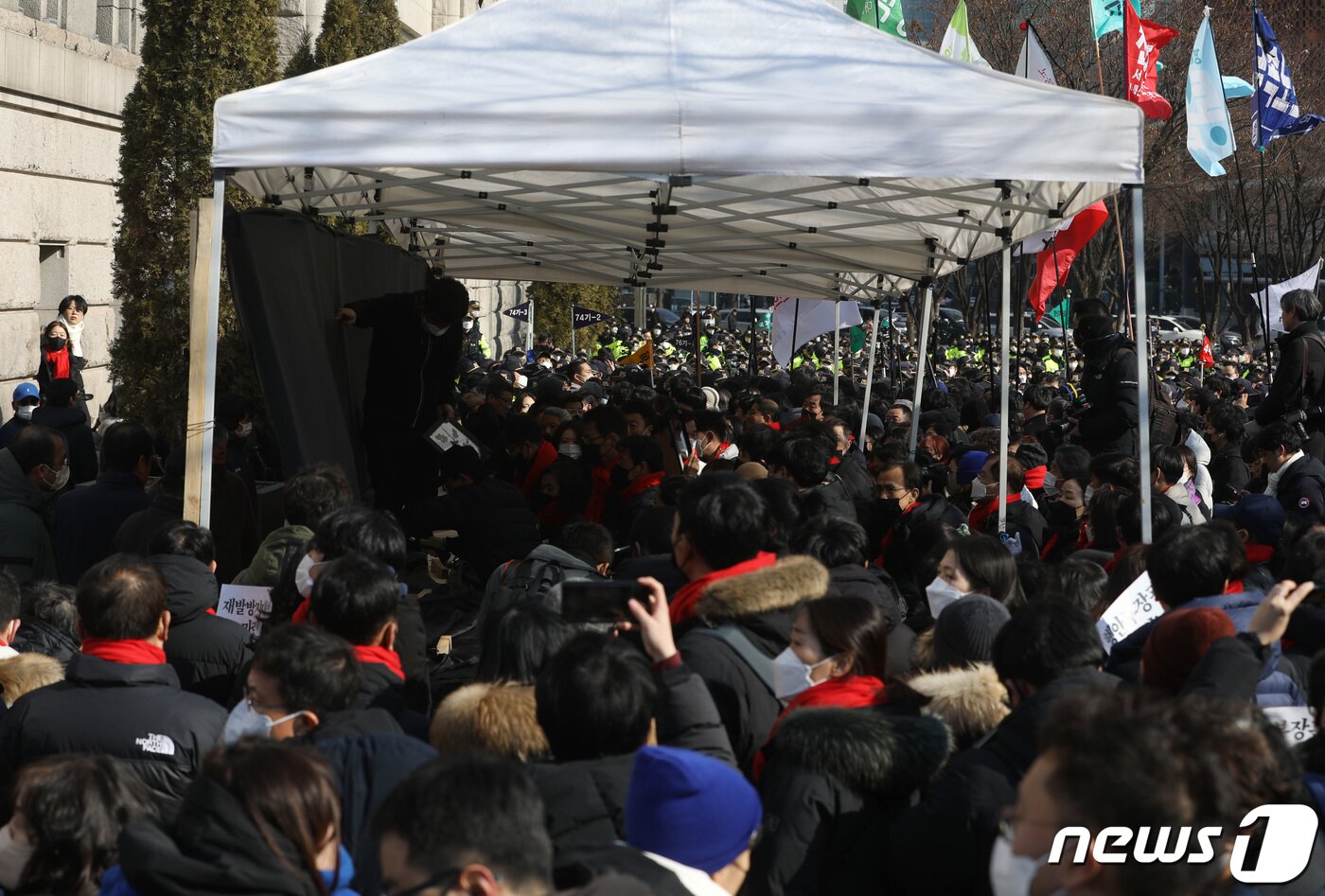 본문 이미지 - 4일 오후 서울 중구 서울광장 인근에 10·29 이태원 참사 분향소가 설치되고 있다. 2023.2.4/뉴스1 ⓒ News1 김민지 기자