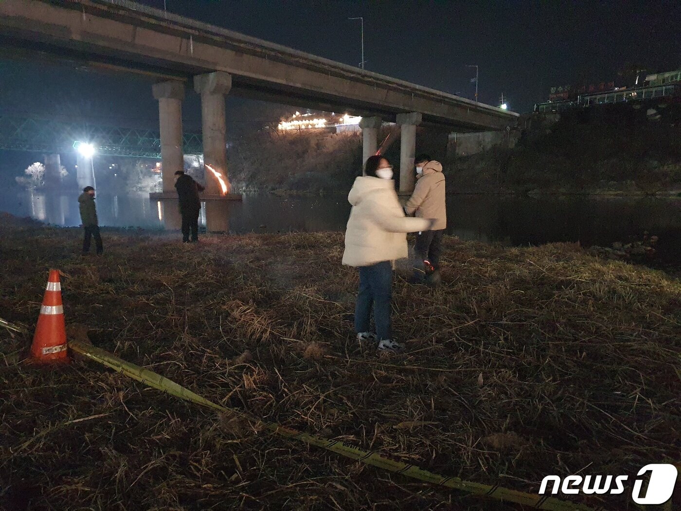 본문 이미지 - 4일 대전 대덕구에서 열린 ‘제24회 신탄진 대보름 축제’에서 안전선을 넘어간 시민들이 쥐불놀이를 하고 있다. /뉴스1 ⓒ News1 허진실 기자 