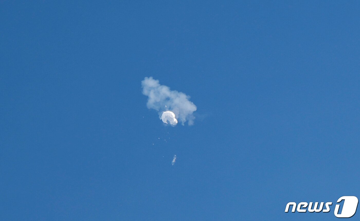 본문 이미지 - 4일(현지시간) 미국 사우스캐롤라이나주 서프사이드 해안에서 중국 정찰 풍선으로 추정되는 비행체가 추락하고 있다. ⓒ 로이터=뉴스1 ⓒ News1 박형기 기자