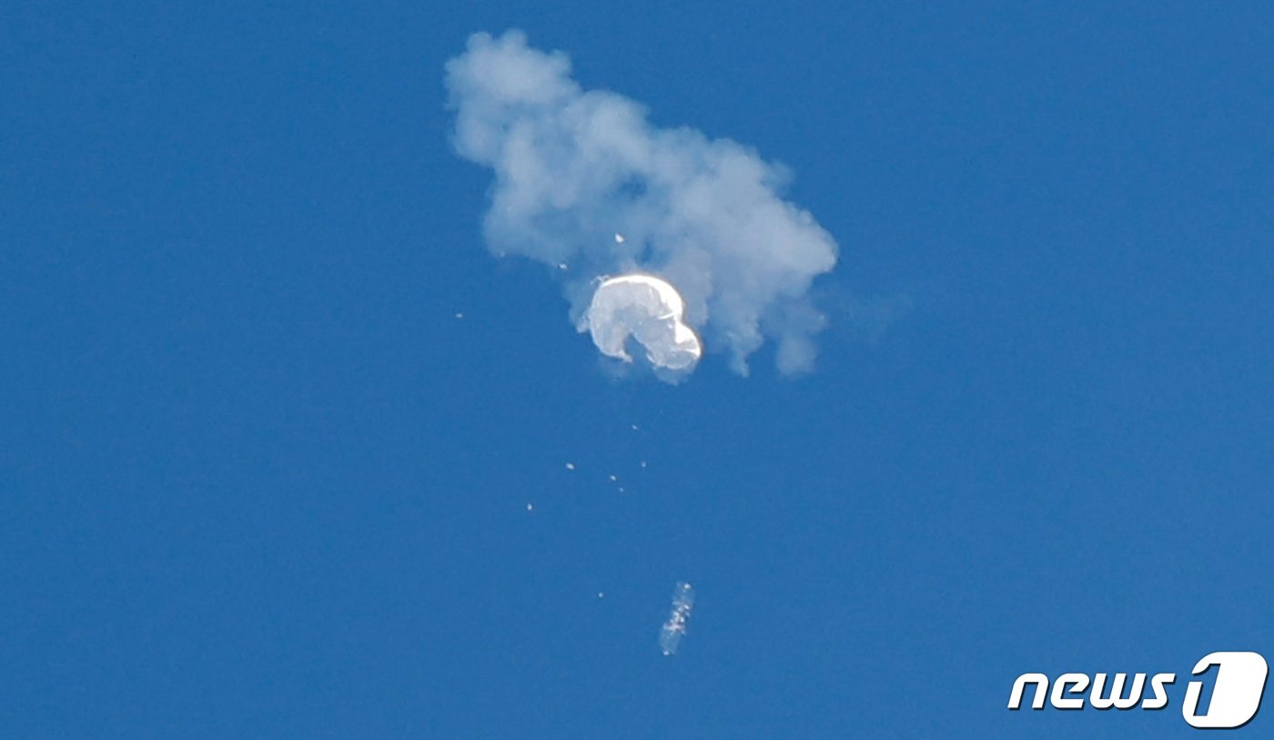 본문 이미지 - 4일 미국 사우스캐롤라이나주 서프사이드 해안에서 중국 정찰 풍선으로 추정되는 비행체가 격추돼 추락하고 있다. ⓒ 로이터=뉴스1 ⓒ News1 포토공용 기자