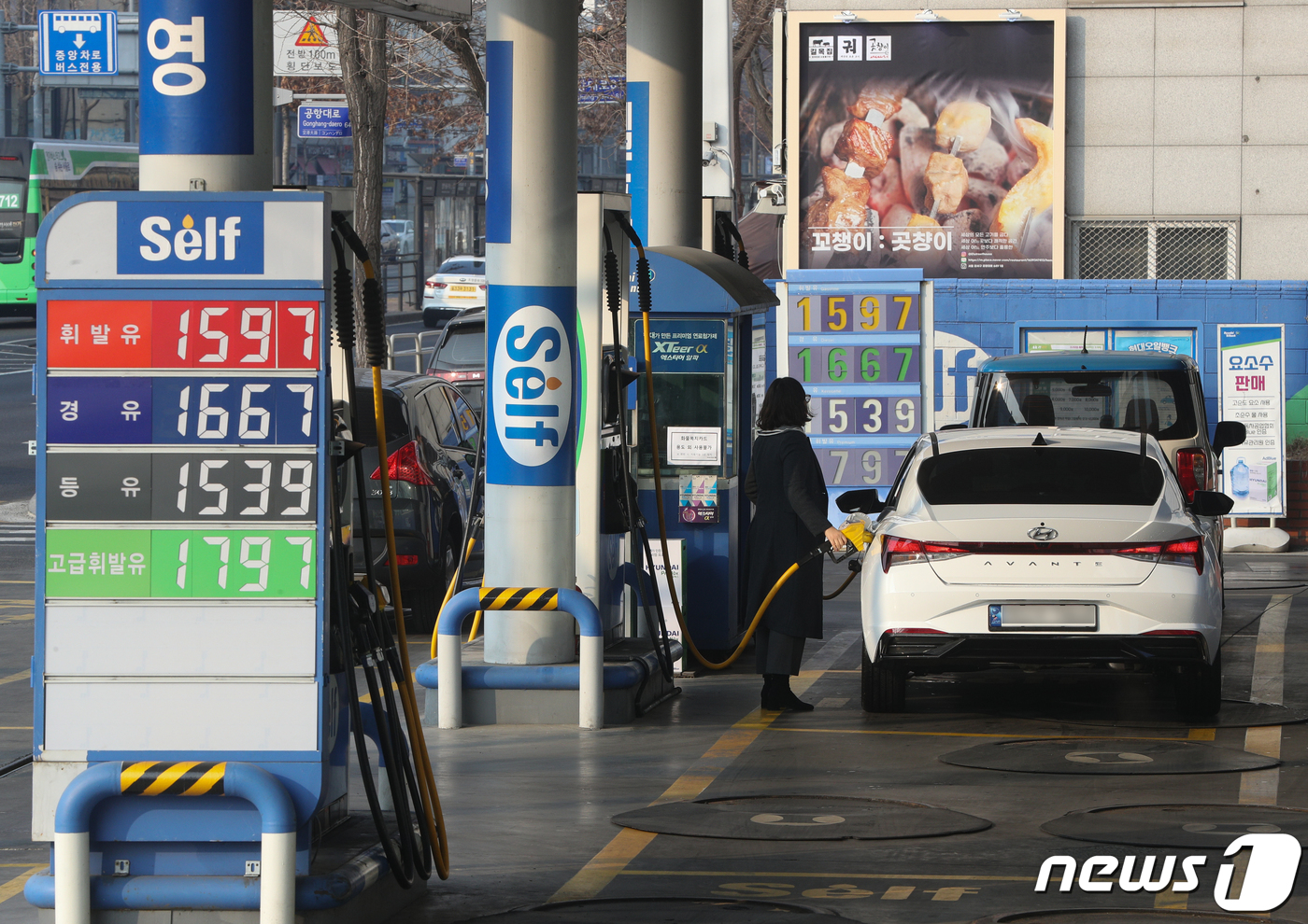 (서울=뉴스1) 신웅수 기자 = 5일 서울의 한 주유소에서 운전자들이 차량 주유를 하고 있다.한국석유공사 유가정보시스템 오피넷에 따르면 2월 1주(1월 29일∼2월 2일) 전국 주 …