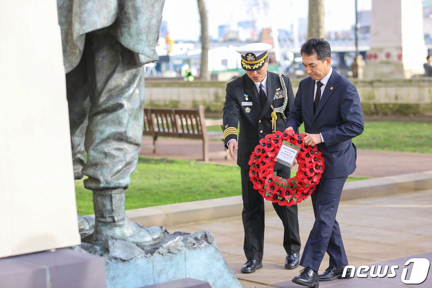 본문 이미지 - 박민식 국가보훈처장이 지난 2월3일 오전 영국 런던 한국전 참전비를 찾아 헌화를 하고 있다. (국가보훈처 제공) 2023.2.5/뉴스1