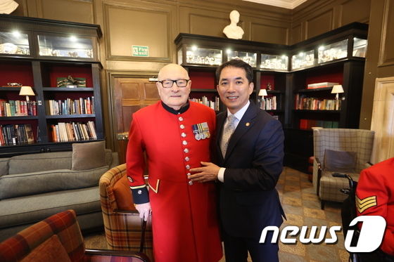 박민식 국가보훈부 장관(오른쪽·당시 보훈처장) 지난 2월3일(현지시간) 영국 런던 첼시왕립병원에서 6.25전쟁 참전용사 콜린 테커리 옹을 민나 정전 70주년 기념식 초청장을 전달한 뒤 기념 촬영하고 있다. (국가보훈부 제공) 2023.2.5/뉴스1