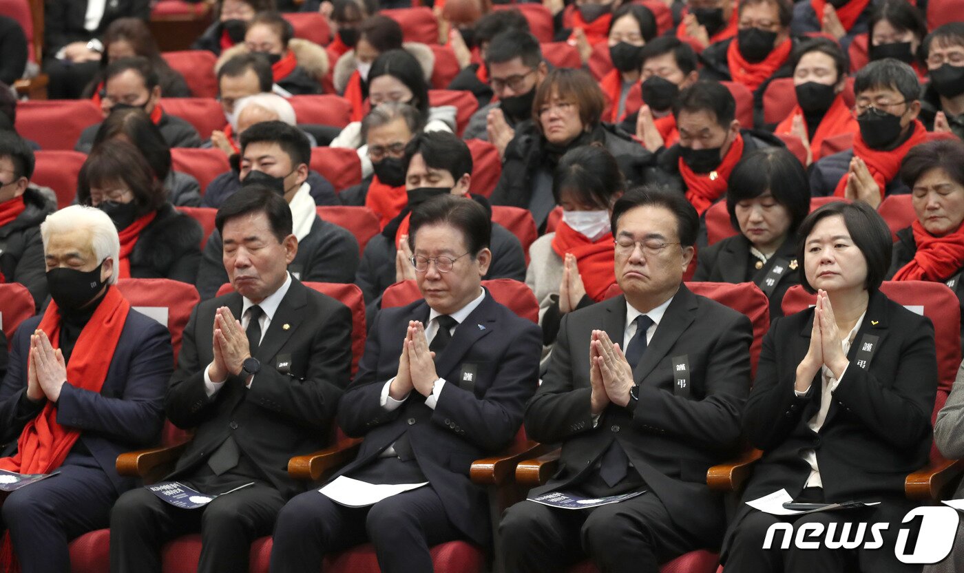 본문 이미지 - 5일 서울 여의도 국회 의원회관 대회의실에서 열린 10.29 이태원참사 국회추모제 종교 추모의례에서 참석자들이 손을 모으고 있다. 앞줄 왼쪽부터 이종철 10.29 이태원 참사 유가족협의회 대표, 김진표 국회의장, 이재명 더불어민주당 대표, 정진석 국민의힘 비대위원장, 이정미 정의당 대표. (공동취재) 2023.2.5/뉴스1 ⓒ News1 허경 기자