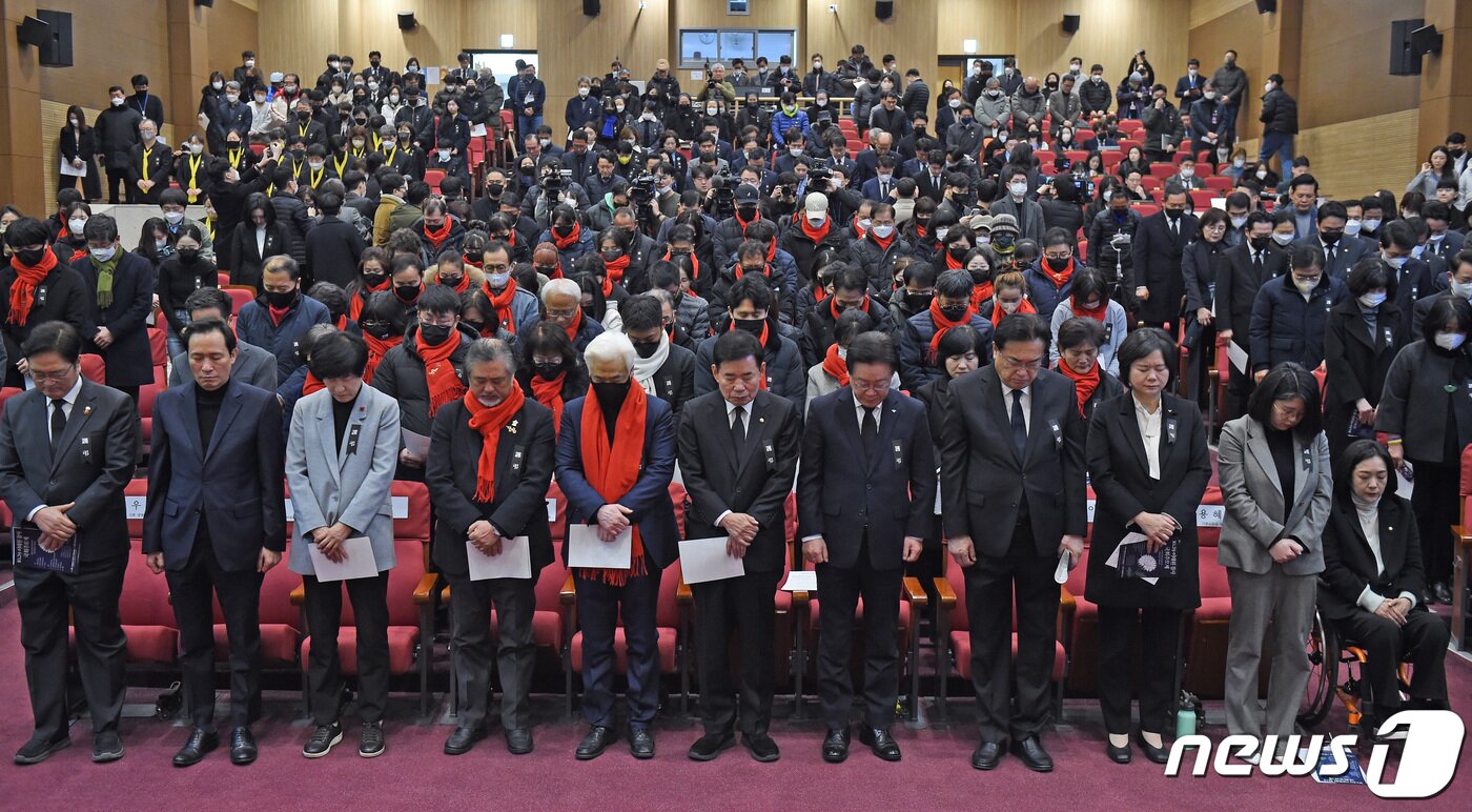 본문 이미지 - 5일 국회 의원회관에서 열린 10.29 이태원 참사 국회 추모제에서 김진표 국회의장과 정당 대표, 유가족 대표 등이 묵념을 하고 있다. 앞줄 왼쪽부터 우원식 국회 생명안전포럼 대표의원, 우상호 국정조사 특위위원장, 김영주 국회부의장, 이정민 유가족 부대표, 이종철 유가족 대표, 김진표 의장, 이재명 더불어민주당 대표, 정진석 국민의힘 비상대책위원장, 이정미 정의당 대표, 용혜인 기본소득당 대표. (공동취재) 2023.2.5/뉴스1 ⓒ News1 허경 기자