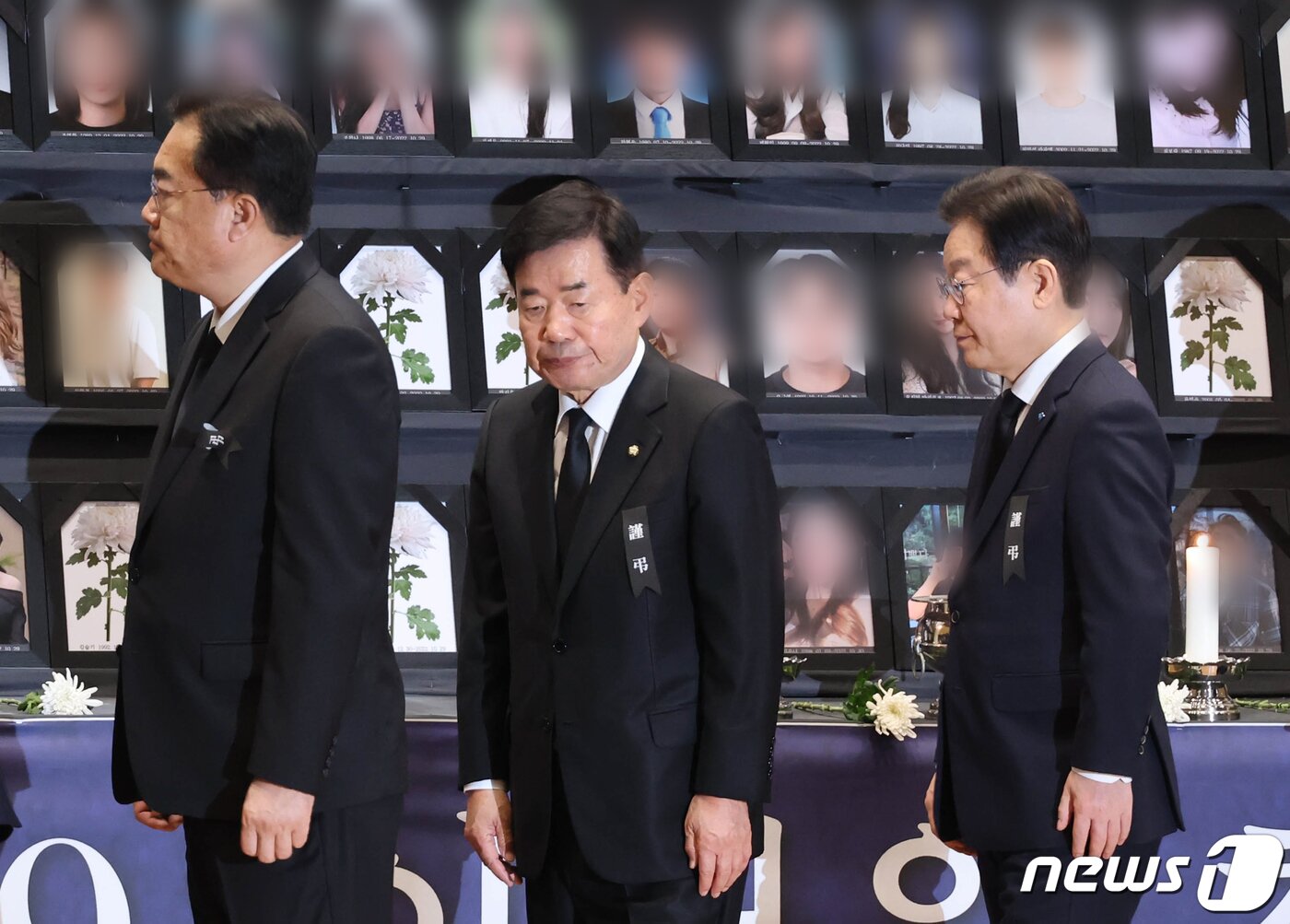 본문 이미지 - 김진표 국회의장과 정진석 국민의힘 비상대책위원장, 이재명 더불어민주당 대표가 5일 오전 국회 의원회관 대회의실에서 열린 10.29 이태원 참사 국회추모제에서 헌화를 마친 뒤 단상을 내려오고있다. (공동취재) 2022.2.5/뉴스1 ⓒ News1 허경 기자