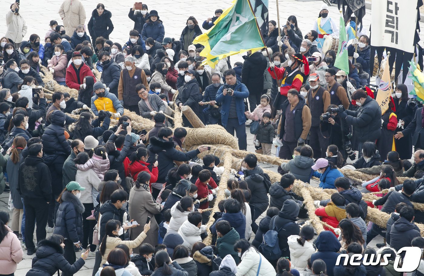 본문 이미지 - 정월대보름이자 포근한 날씨를 보인 5일 오후 서울 종로구 국립민속박물관을 찾은 시민들이 기지시줄다리기를 체험하고 있다. 2023.2.5/뉴스1 ⓒ News1 김도우 기자