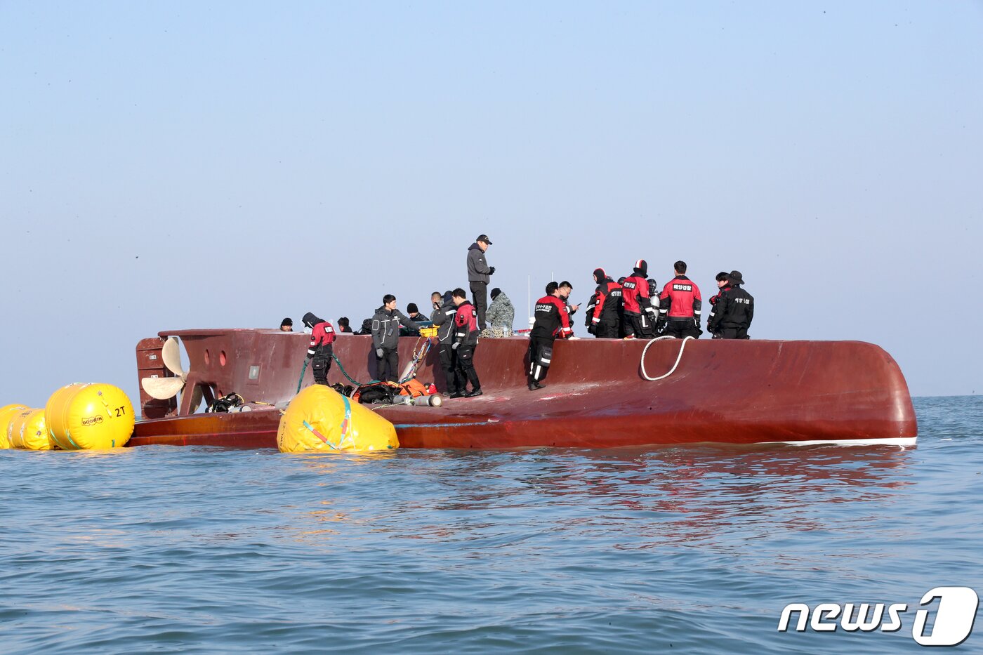 본문 이미지 - 5일 오후 전남 신안군 임자면 대비치도 서쪽 해상에서 해경과 SSU대원 등 구조당국이 전날 전복된 '청보호'의 실종자 수색 작업을 벌이고 있다.  2023.2.5/뉴스1 ⓒ News1 정다움 기자