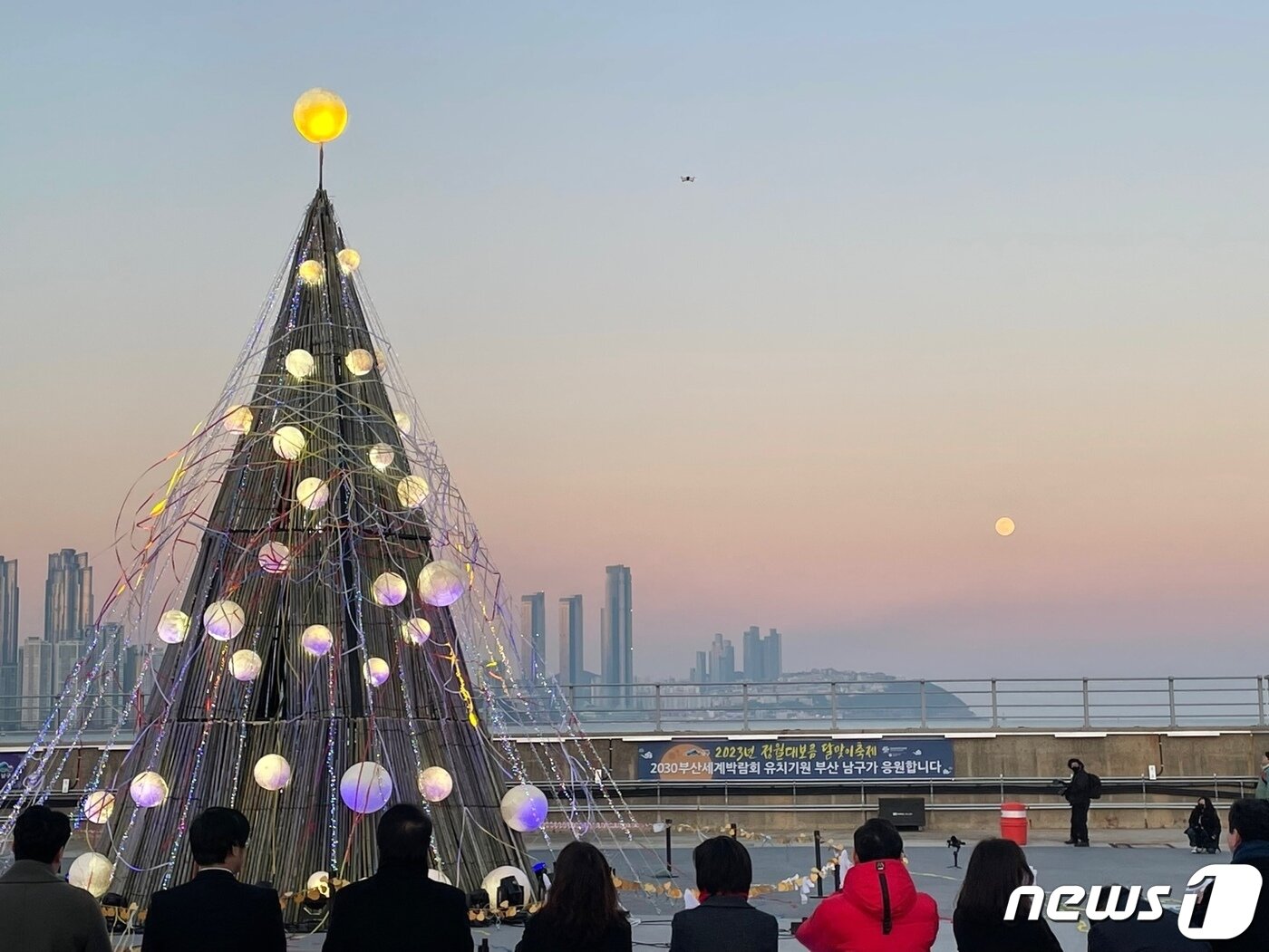 본문 이미지 - 5일 오후 부산 남구 용호별빛공원에서 열린 ‘2023 정월대보름 달맞이축제‘에서 LED달집 점등식이 진행되고 있다.2023.2.5/뉴스1 ⓒ News1 강승우 기자
