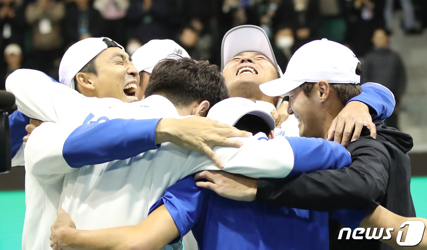 본문 이미지 - 대한민국 홍성찬이 5일 서울 송파구 올림픽공원 실내테니스장에서 열린 2023 데이비스컵 예선 마지막 4단식에서 벨기에 지주 베리스를 세트 스코어 2-0(6-3 7-6)으로 승리 한 뒤 한국 남자 테니스 대표팀과 함께 기쁨을 나누고 있다. 이날 한국 남자 테니스 대표팀은 2023 데이비스컵 최종 본선 진출전(4단1복식)에서 대역전극을 선보이며 사상 첫 2년 연속 데이비스컵 16강 진출에 성공했다. 2023.2.5/뉴스1 ⓒ News1 박지혜 기자