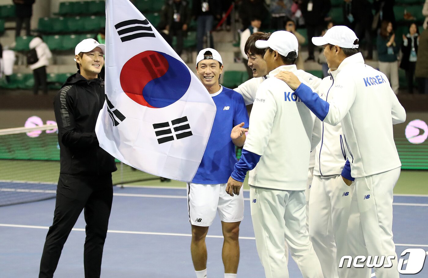 본문 이미지 - 대한민국 홍성찬이 5일 서울 송파구 올림픽공원 실내테니스장에서 열린 2023 데이비스컵 예선 마지막 4단식에서 벨기에 지주 베리스를 세트 스코어 2-0(6-3 7-6)으로 승리 한 뒤 권순우를 비롯한 한국 남자 테니스 대표팀과 함께 기쁨을 나누고 있다. 이날 한국 남자 테니스 대표팀은 2023 데이비스컵 최종 본선 진출전(4단1복식)에서 대역전극을 선보이며 사상 첫 2년 연속 데이비스컵 16강 진출에 성공했다. 2023.2.5/뉴스1 ⓒ News1 박지혜 기자