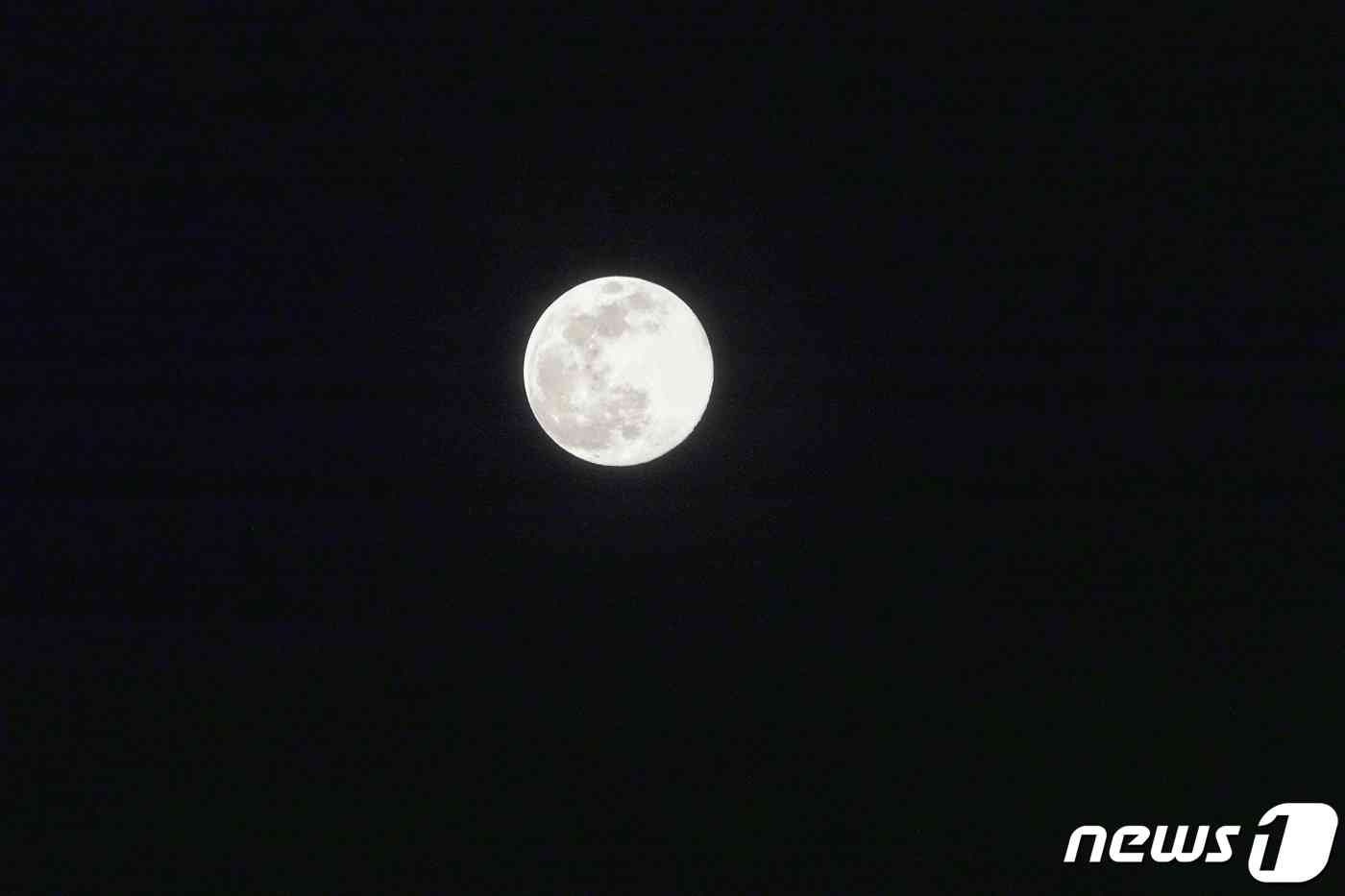 둥근 보름달 © News1 황덕현 기자