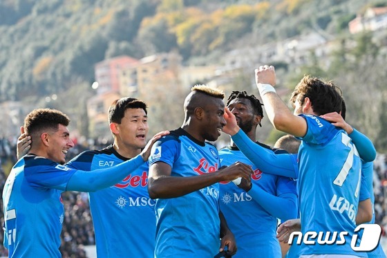 김민재(왼쪽에서 두 번째)와 나폴리 선수들 © AFP=뉴스1